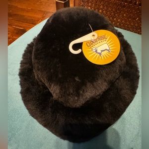 BRAND NEW CLOUDNINE SHEEPSKIN CLOCHE HAT in Black with leopard print satin liner